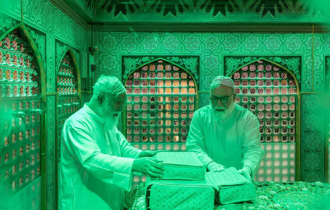 حرم مطهر رضوی با عطر معنویت غبارروبی شد