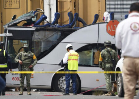 سانحه مرگبار در مکزیک: برخورد قطار با اتوبوس جان دست‌کم ۵ نفر را گرفت