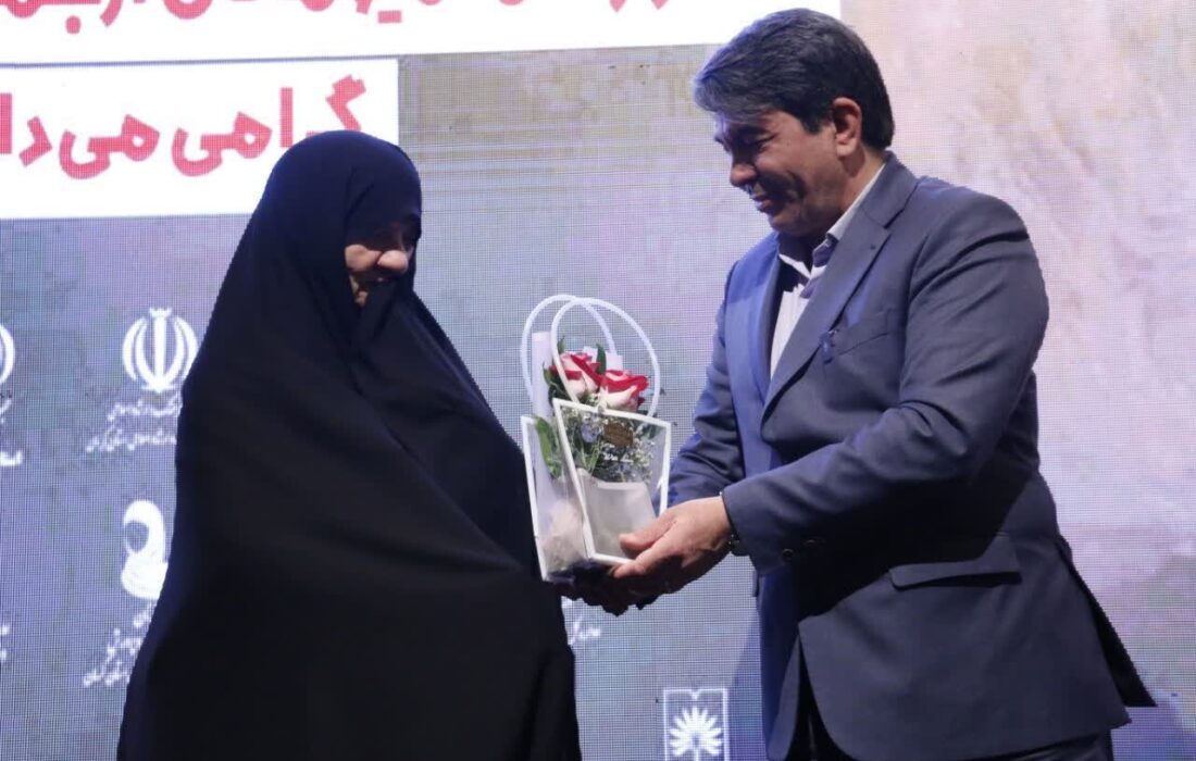 دیدار غافلگیرانه استاندار کرمان با مادرش در همایش تجلیل از مادران دفاع مقدس