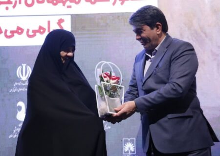 دیدار غافلگیرانه استاندار کرمان با مادرش در همایش تجلیل از مادران دفاع مقدس