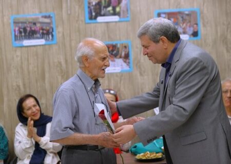 پویش «رز مهربانی» با هدف ارتقای نشاط و حال خوب سالمندان برگزار شد