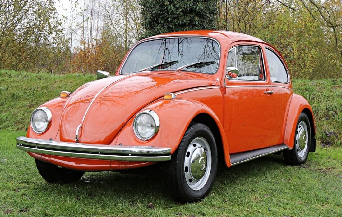 عبور خودروهای رنگارنگ فولکس واگن از جادههای شمالی کشور