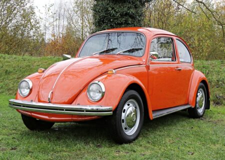 عبور خودروهای رنگارنگ فولکس واگن از جاده‌های شمالی کشور