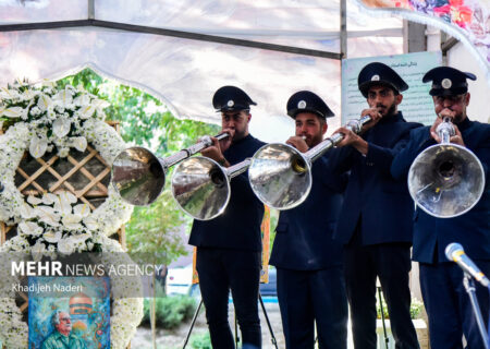 طنین نقاره‌های حرم رضوی در جوار مزار استاد فرشچیان