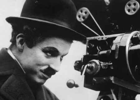 چارلی چاپلین: مادرم اتاقی در پشت کارخانه‌ای اجاره کرده بود که هر روز بوی اسید کارخانه آن را پر می‌کرد