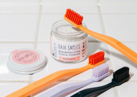 پودر پروفیلاکسی در دندانپزشکی: ابزاری کلیدی برای تمیزکاری عمیق و جرم‌گیری