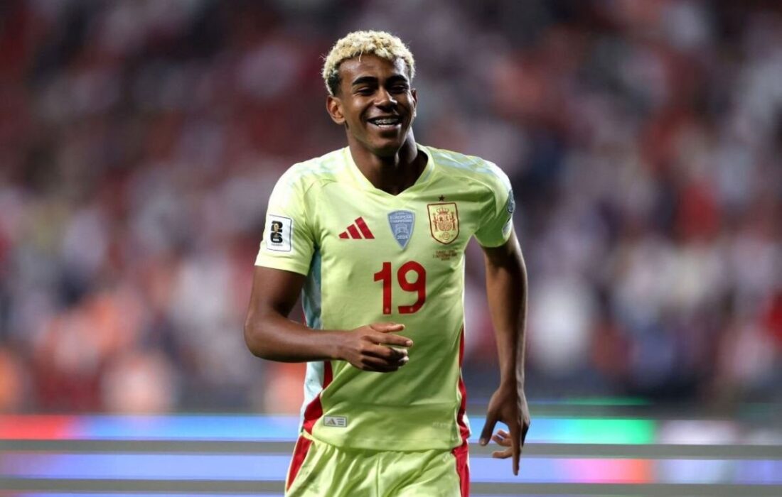 عکس | دورهمی خانوادگی یامال در مراسم توپ طلا!