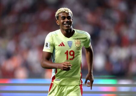 عکس | دورهمی خانوادگی یامال در مراسم توپ طلا!