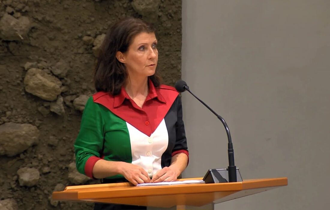 ببینید | نمایندهٔ زن هلندی با یک لباس، مجلس را بههم ریخت