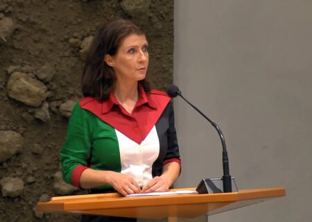 ببینید |  نمایندهٔ زن هلندی با یک لباس، مجلس را به‌هم ریخت