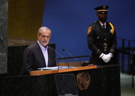 یک استاد دانشگاه: دست دادن پزشکیان و ترامپ مشکلات را حل نمی‌کند / انتظارات غیرقابل تحقق و غیرواقع‌بینانه از سفر نیویورک نداشته‌باشیم