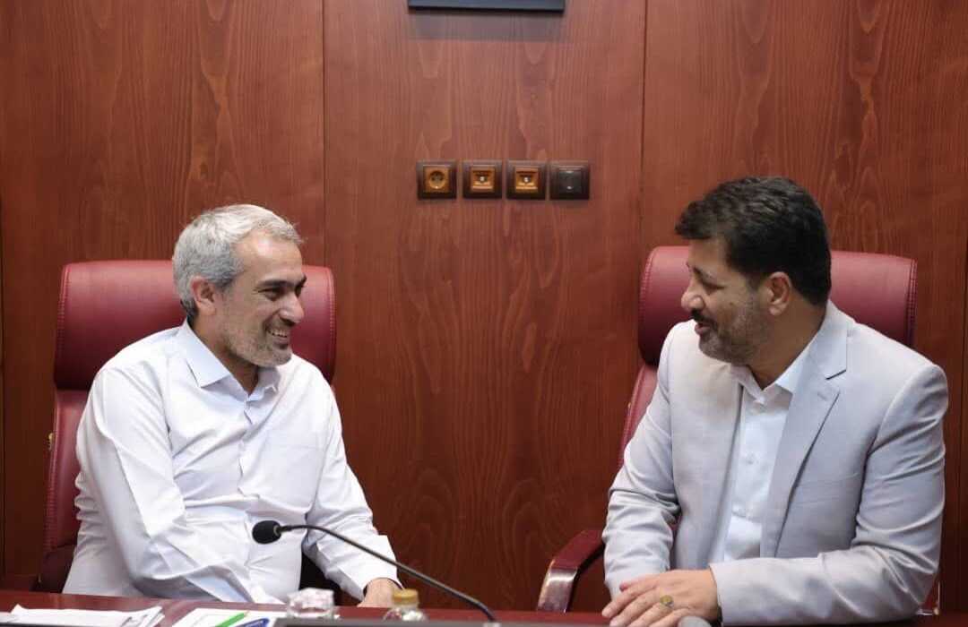 نشست نماینده چهارمحال و بختیاری با وزیر اقتصاد و دارایی