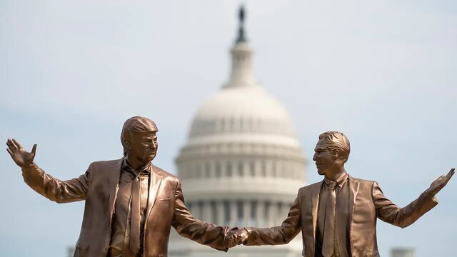 نصب مجسمه ترامپ و یک مجرم جنسی در مقابل کنگره آمریکا! / عکس