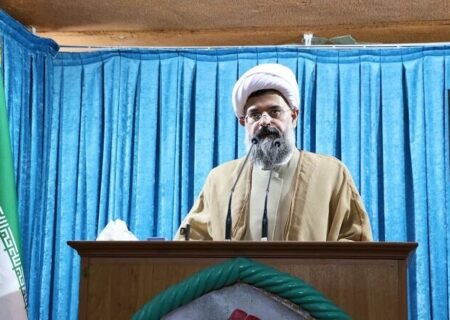 عکس | اقدام عجیب نماز جمعه شهرستان دشتی؛ خواندن خطبه پشت خودروی نظامی با بلندگو