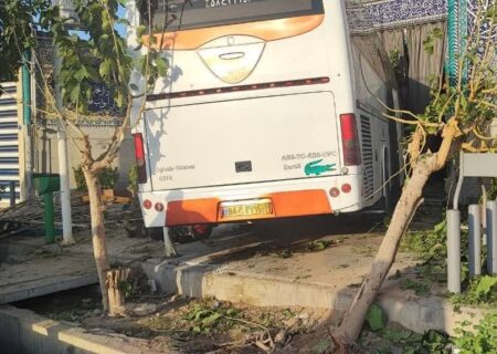 تصادف اتوبوس بین‌شهری با درب مسجد در اصفهان؛ راننده راهی بیمارستان شد