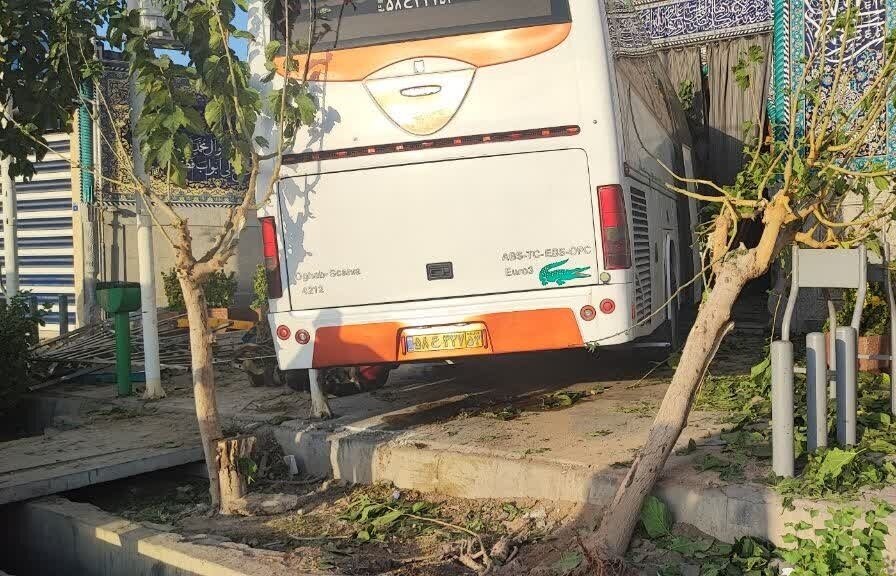 تصادف اتوبوس بینشهری با درب مسجد در اصفهان؛ راننده راهی بیمارستان شد