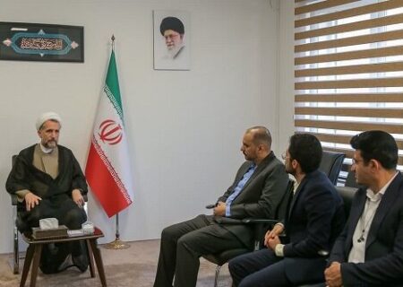 نماینده یونسکو با امام‌جمعه قزوین دیدار کرد