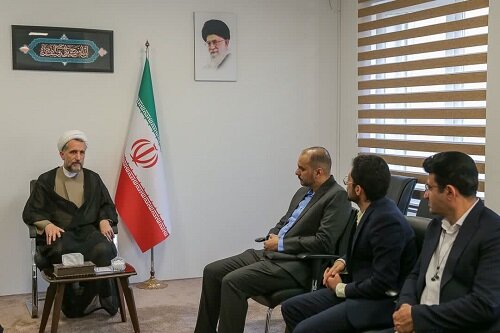 نماینده یونسکو با امامجمعه قزوین دیدار کرد