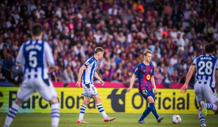 بارسلونا با نمایش خیرهکننده، صدر جدول را فتح کرد