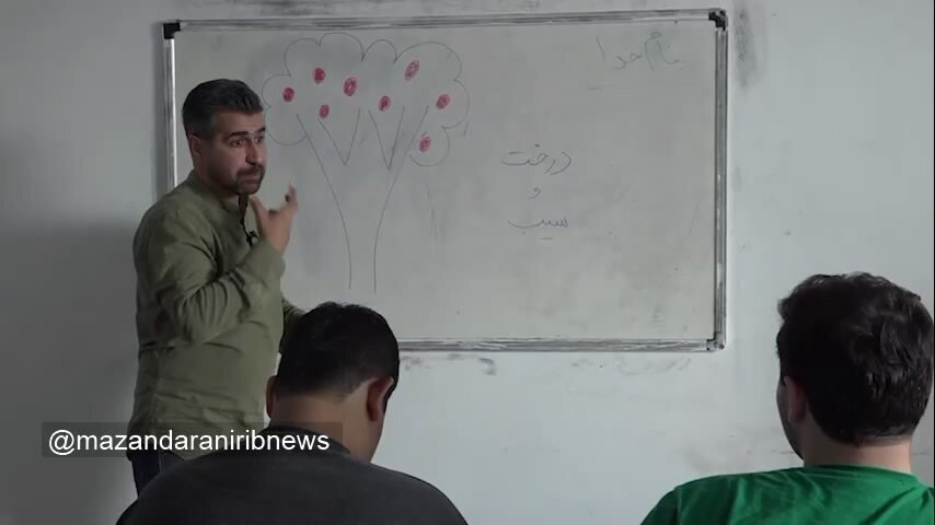 تلاش ستودنی معلم ناشنوای آملی در آموزش با زبان اشاره