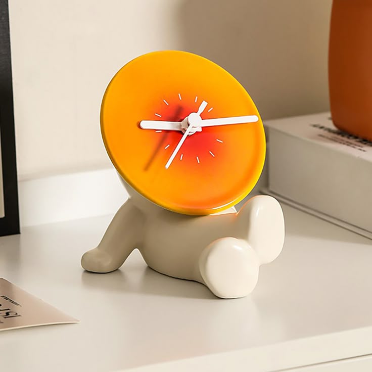 Cette horloge de bureau moderne fonctionne… راهنمای جامع خرید و چیدمان وسایل دکوری: خلق فضایی زیبا و دلنشین