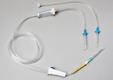 💧 راهنمای جامع: تفاوت و کاربرد سرم‌ست و میکروست در پزشکی