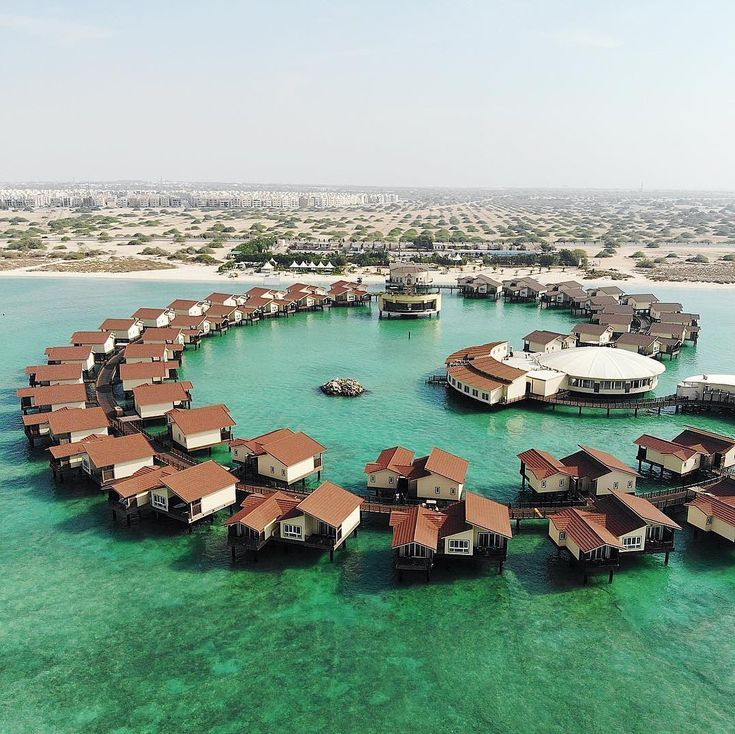 سفر به کیش؛ از تفریحات دریایی تا خرید