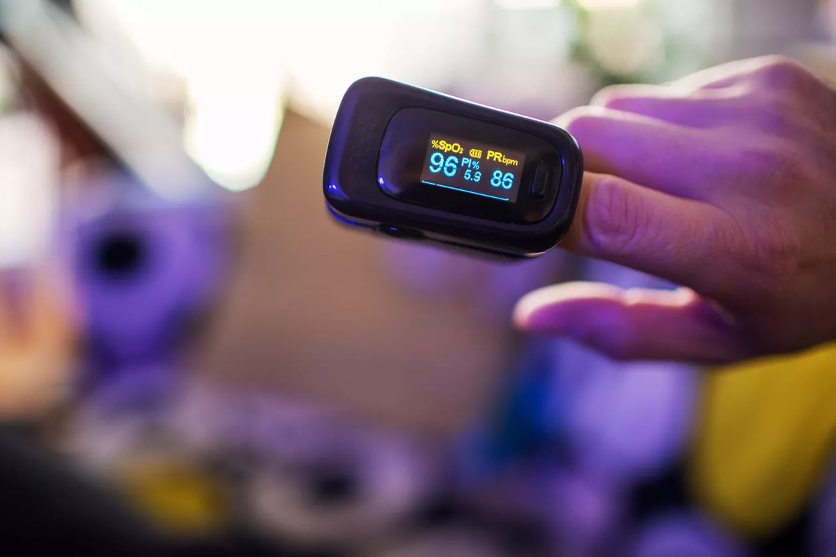 کاربرد دستگاه پالساکسیمتر در تشخیص کمبود اکسیژن