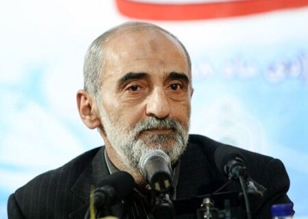 حسین شریعتمداری به مسئولان هسته ای: این پا و آن پا نکنید؛ از NPT خارج شویم