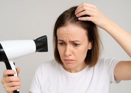 آیا سشوار واقعاً باعث کچلی می‌شود؟