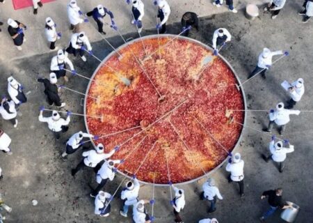 ۱۰۰ سرآشپز ترک بزرگ‌ترین املت سوسیس جهان را پختند/عکس