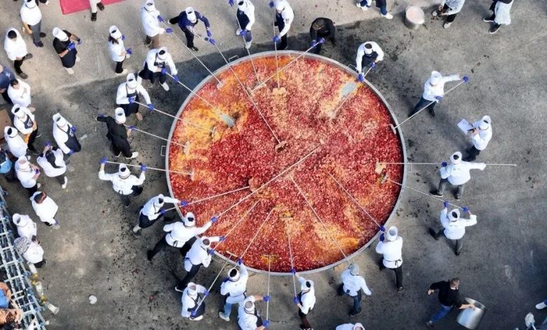 ۱۰۰ سرآشپز ترک بزرگترین املت سوسیس جهان را پختند/عکس