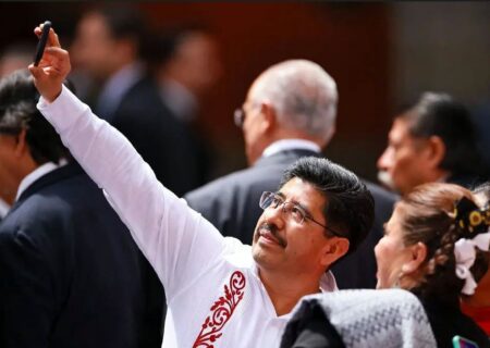 پلیس مُد؛ چگونه یک معلم ساده روی روان سیاستمداران رفت؟