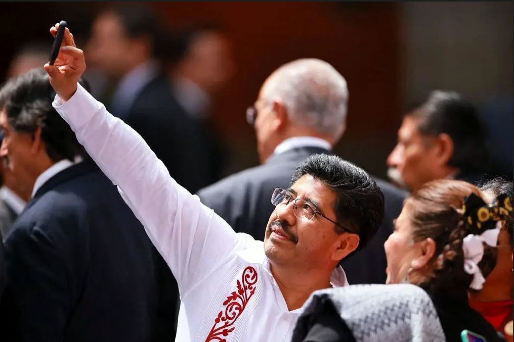 پلیس مُد؛ چگونه یک معلم ساده روی روان سیاستمداران رفت؟