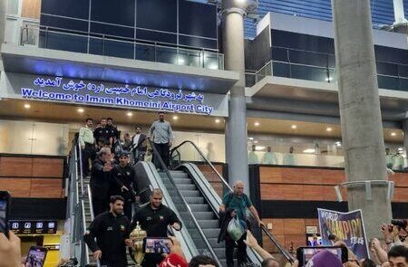 تیم ملی کشتی فرنگی وارد ایران شد/ رقص و آواز محلی‌ بختیاری‌ها برای استقبال از قهرمانان کشتی فرنگی در فرودگاه امام خمینی (ره)/ ویدئو