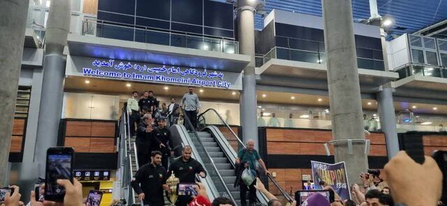 تیم ملی کشتی فرنگی وارد ایران شد/ رقص و آواز محلی بختیاریها برای استقبال از قهرمانان کشتی فرنگی در فرودگاه امام خمینی (ره)/ ویدئو