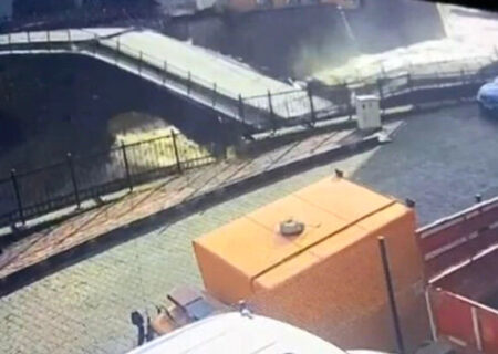 لحظه فرو ریختن پل تاریخی مقابل لنز دوربین/ ویدئو