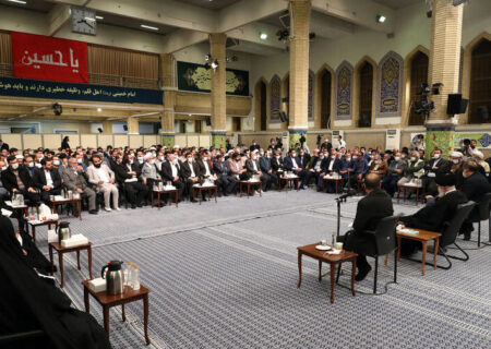 روایتی از ایجاد اتاق سیگار در بیت رهبری برای دیدار شاعران/ ویدئو