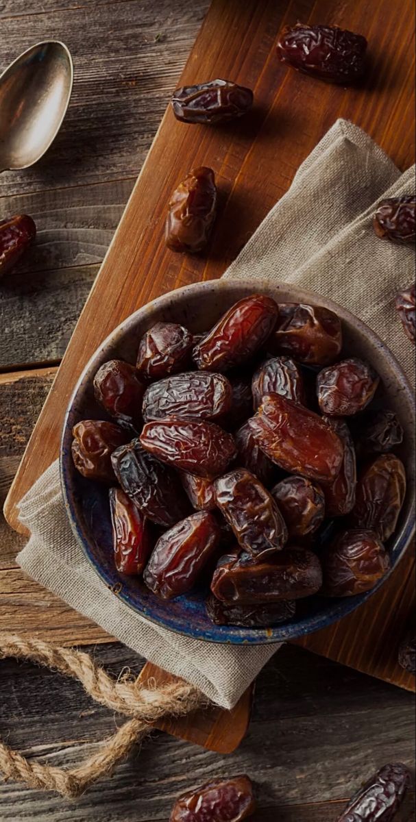 🌴 راهنمای جامع خرما: از تاریخچه و انواع تا خواص غذایی و کاربردها