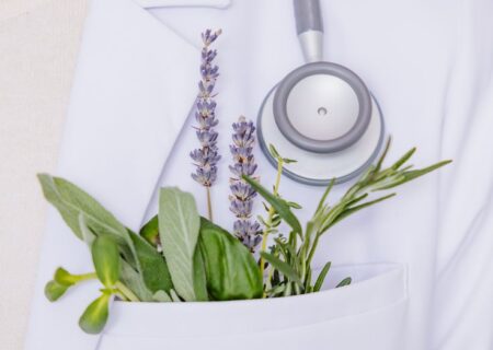 🌿 محصولات طب سنتی: گنجینه سلامتی از دل طبیعت تا دنیای امروز