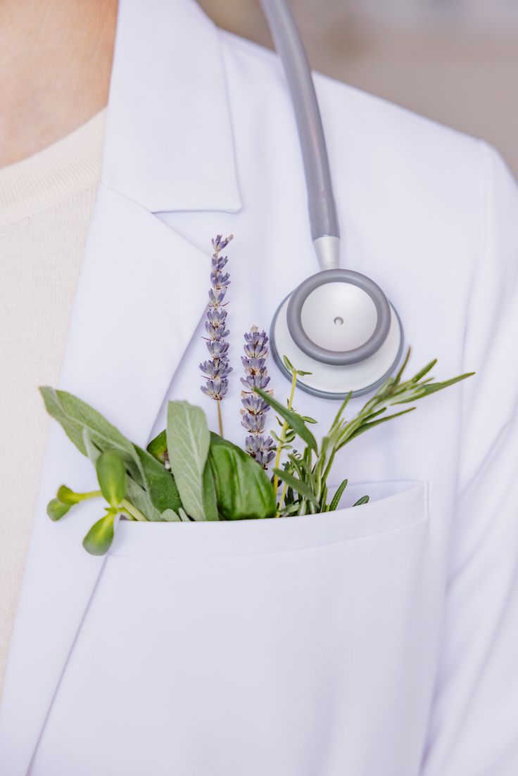 🌿 محصولات طب سنتی: گنجینه سلامتی از دل طبیعت تا دنیای امروز