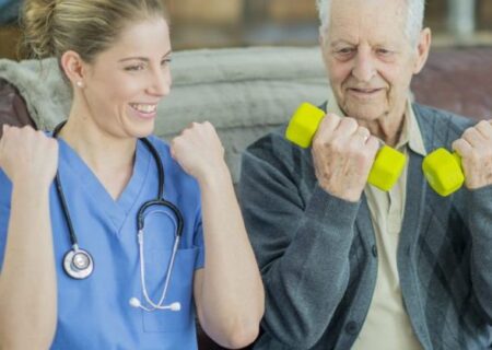 خدمات مراقبت از سالمندان: راهنمای جامع برای انتخاب بهترین گزینه‌ها 👵👴