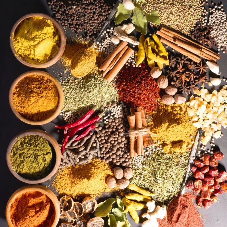 راهنمای کامل ادویه و چاشنی: از تاریخچه و انواع تا کاربرد در آشپزی