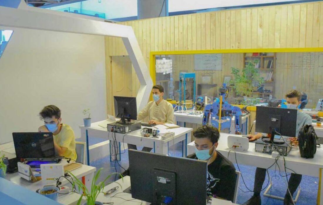 🎮 خدمات سرگرمی و آموزش نوآورانه برای نوجوانان؛ راهنمای جامع برای رشد خلاقیت