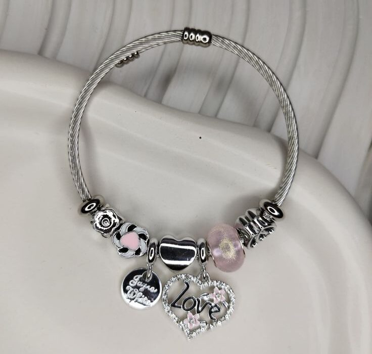 👑 راهنمای جامع انتخاب و خرید دستبند: از تاریخچه تا استایل امروز 👑