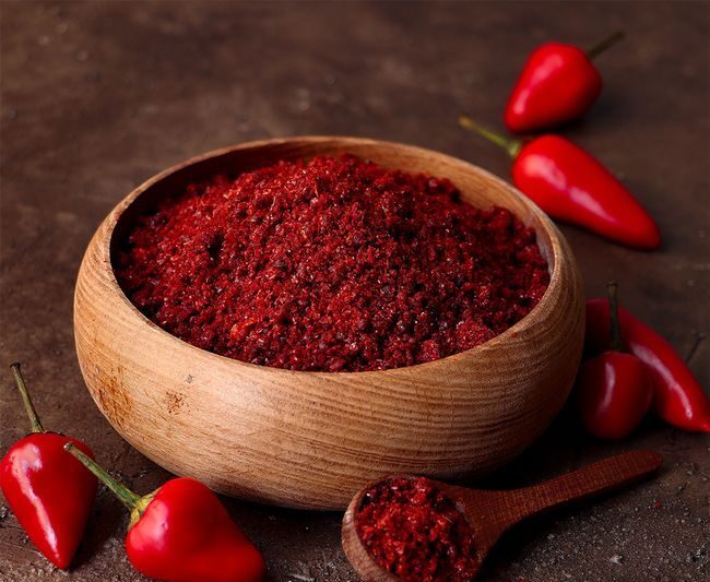 راهنمای کامل ادویه و چاشنی: از تاریخچه و انواع تا کاربرد در آشپزی