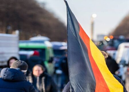 هزاران نفر در برلین علیه جنگ با روسیه تظاهرات کردند
