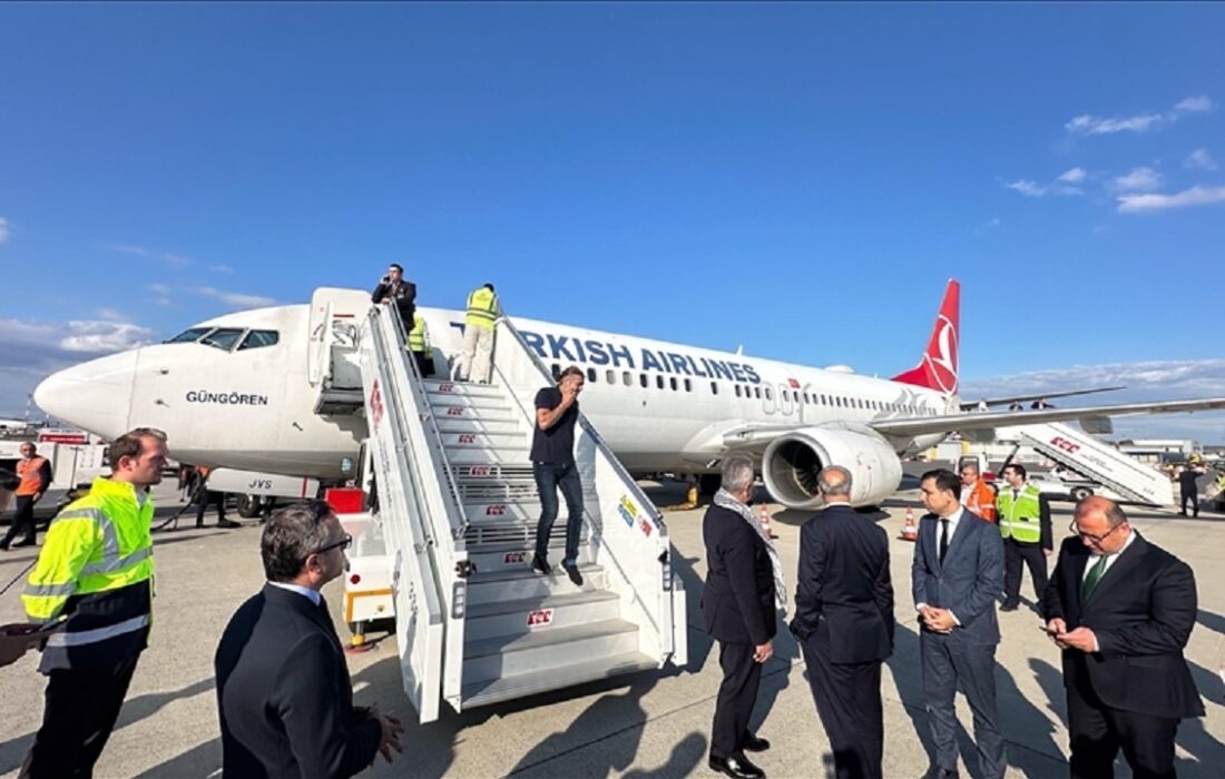 فرود هواپیمای حامل 137 فعال ناوگان جهانی صمود در استانبول