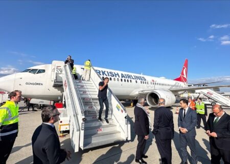 فرود هواپیمای حامل 137 فعال ناوگان جهانی صمود در استانبول