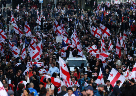 یورش معترضان گرجستانی به کاخ ریاست‌جمهوری در تفلیس